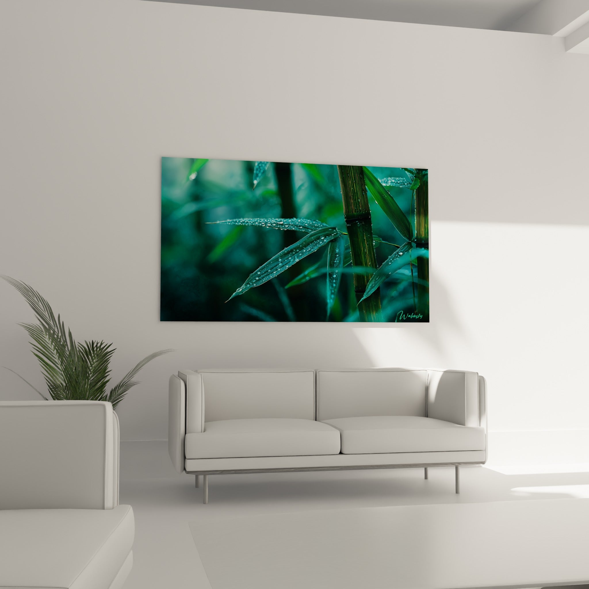 Feuilles de bambou vert d'eau ornées de rosée fine au-dessus d'un canapé dans un salon lumineux