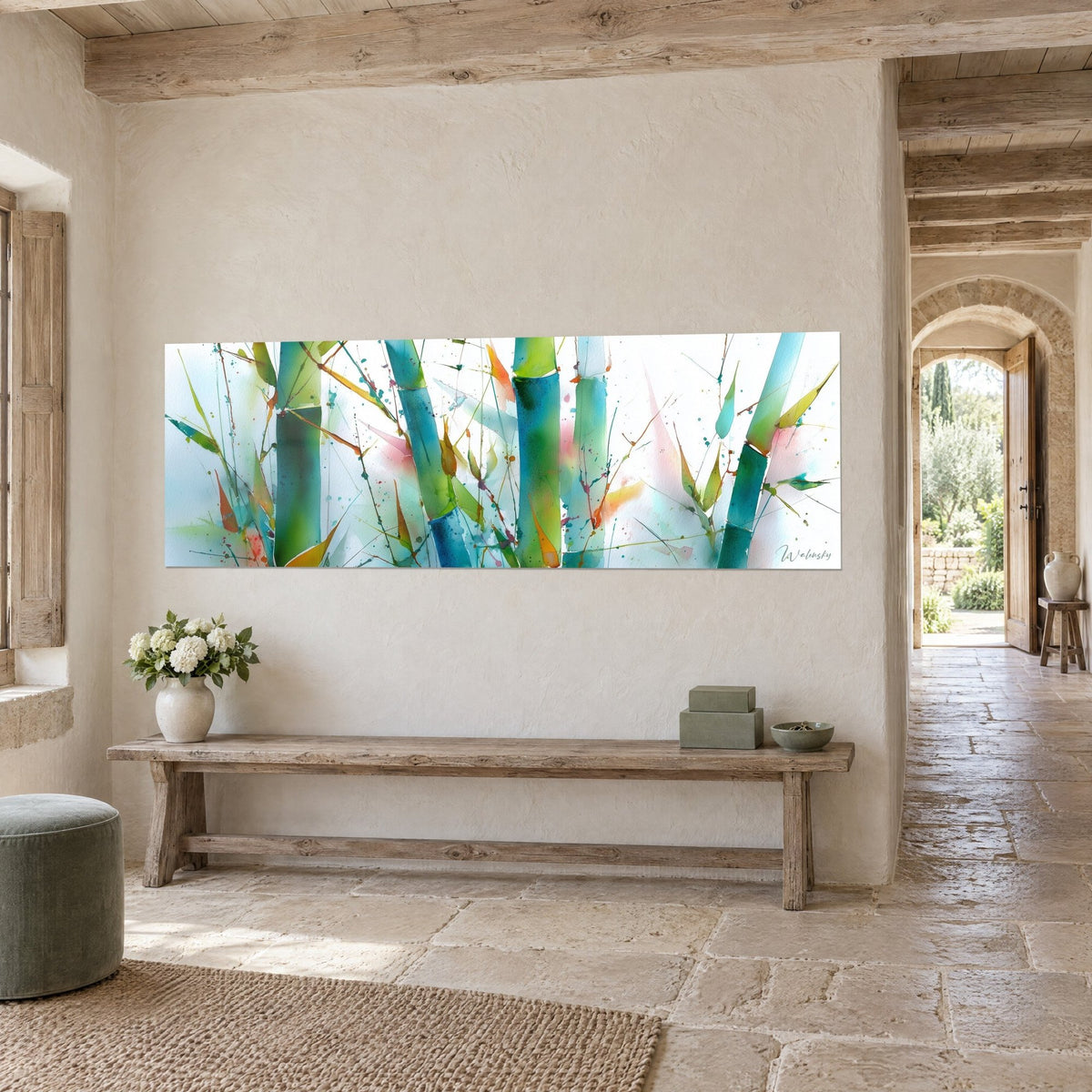 Tableau forêt de bambous bleu-vert sur fond blanc, touches orangées et rosées, vu de trois-quarts sur un mur de pierre claire