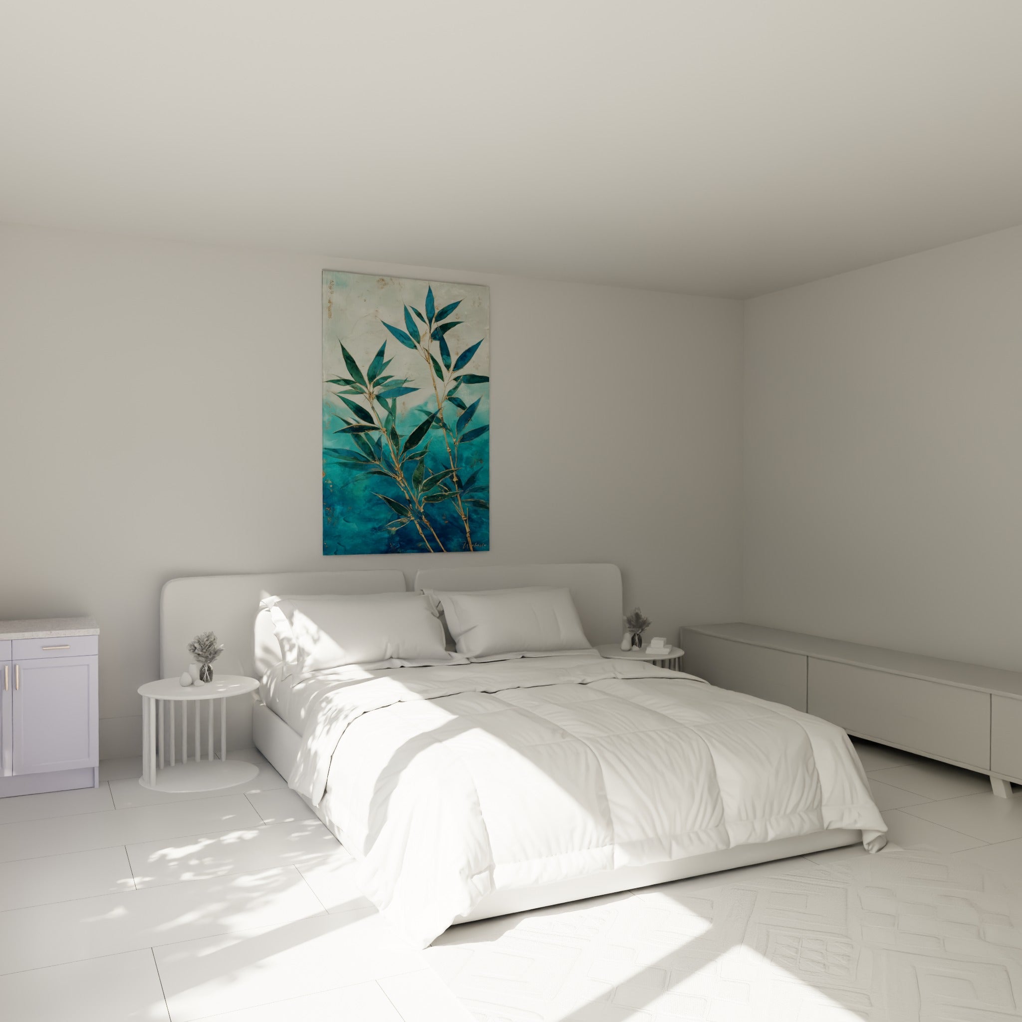 Tiges de bambou bleu pétrole et doré au-dessus d'un lit dans une chambre claire et lumineuse