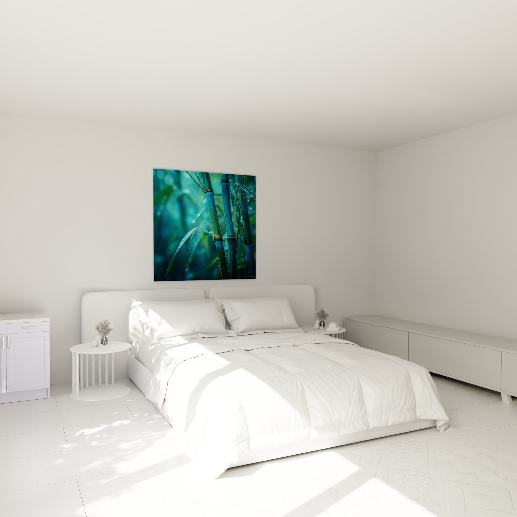 Bambou perlé d'eau en tons turquoise et vert au-dessus d'un lit dans une chambre claire