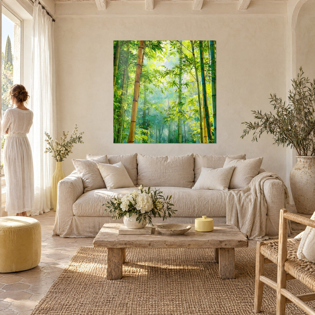 Tableau sous-bois de bambous lumineux, tiges dorées et feuillage vert vif, au-dessus d'un canapé dans un salon lumineux