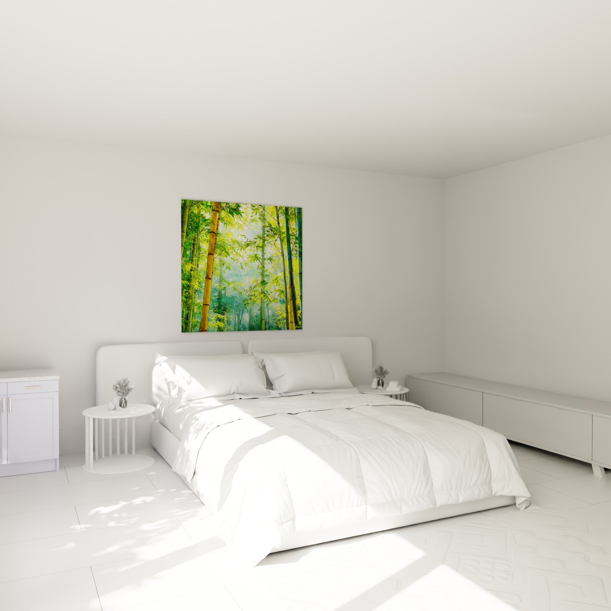 Bambou vert et jaune ocre disposé au-dessus d'un lit dans une chambre claire baignée de lumière naturelle