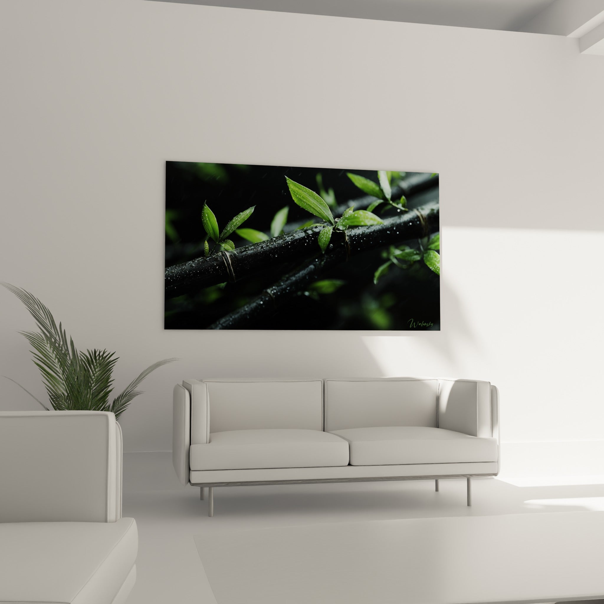 Feuilles vertes ruisselantes sur tiges de bambou noir, au-dessus d'un canapé dans un salon lumineux