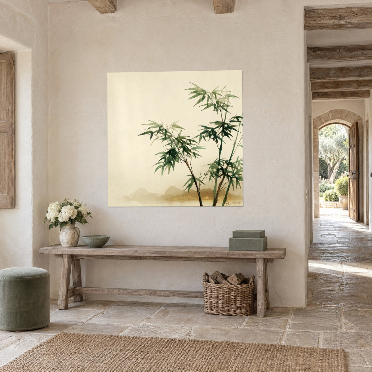 Quadro di steli di bambù verde profondo accanto a un fiume beige e oro, fogliame sottile, in un ingresso di pietra chiara
