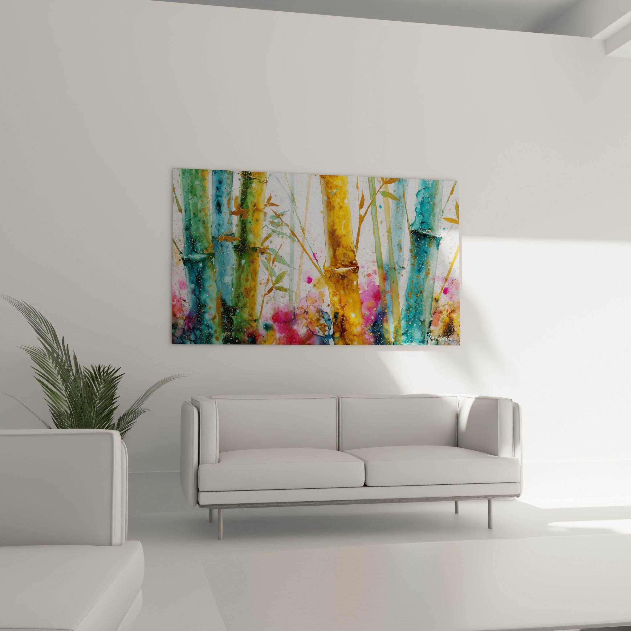 Tiges de bambou dorées et bleu pétrole avec touches fuchsia, au-dessus d'un canapé dans un salon lumineux