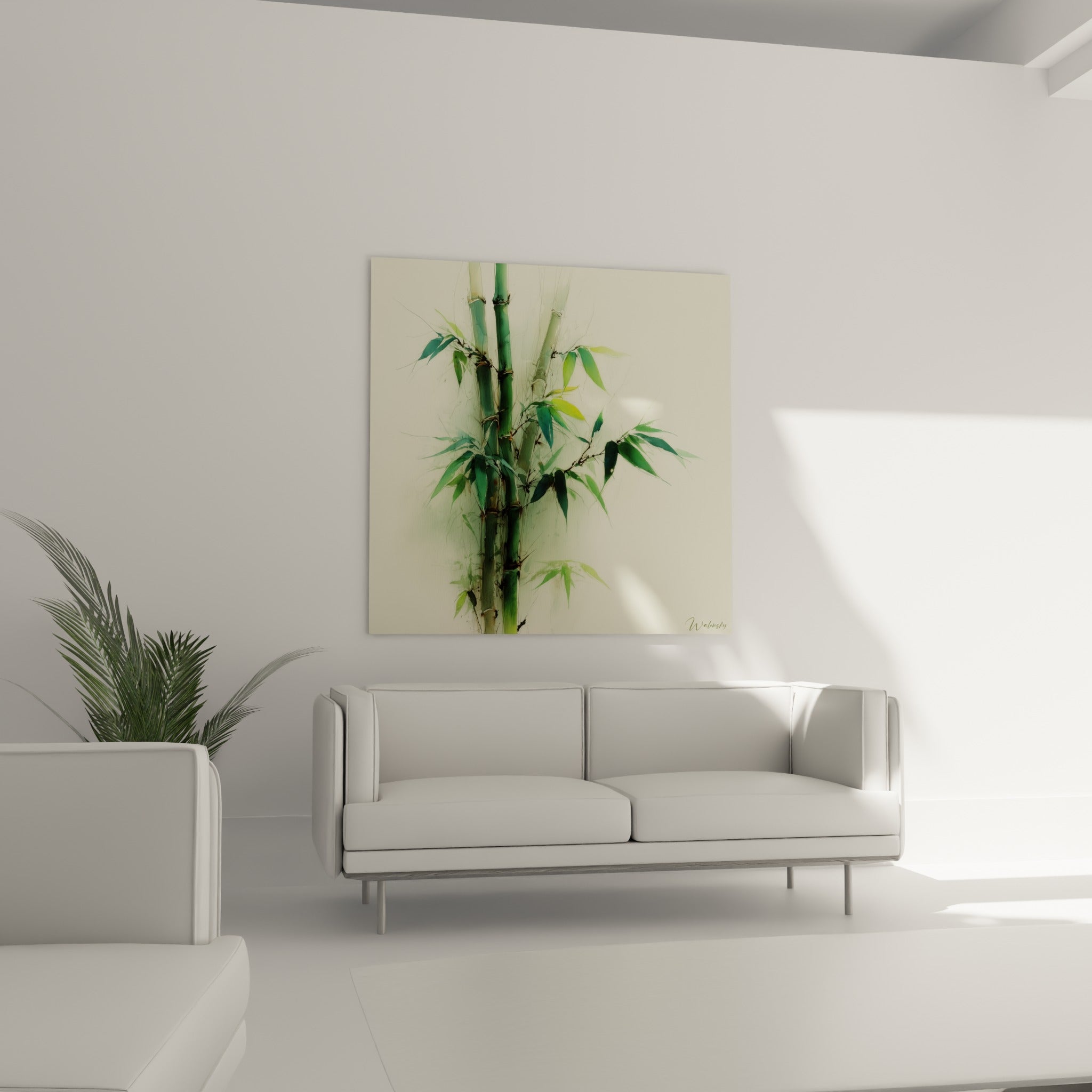 Feuillage vert sauge et tiges anthracite du bambou accrochés au-dessus d'un canapé dans un salon lumineux