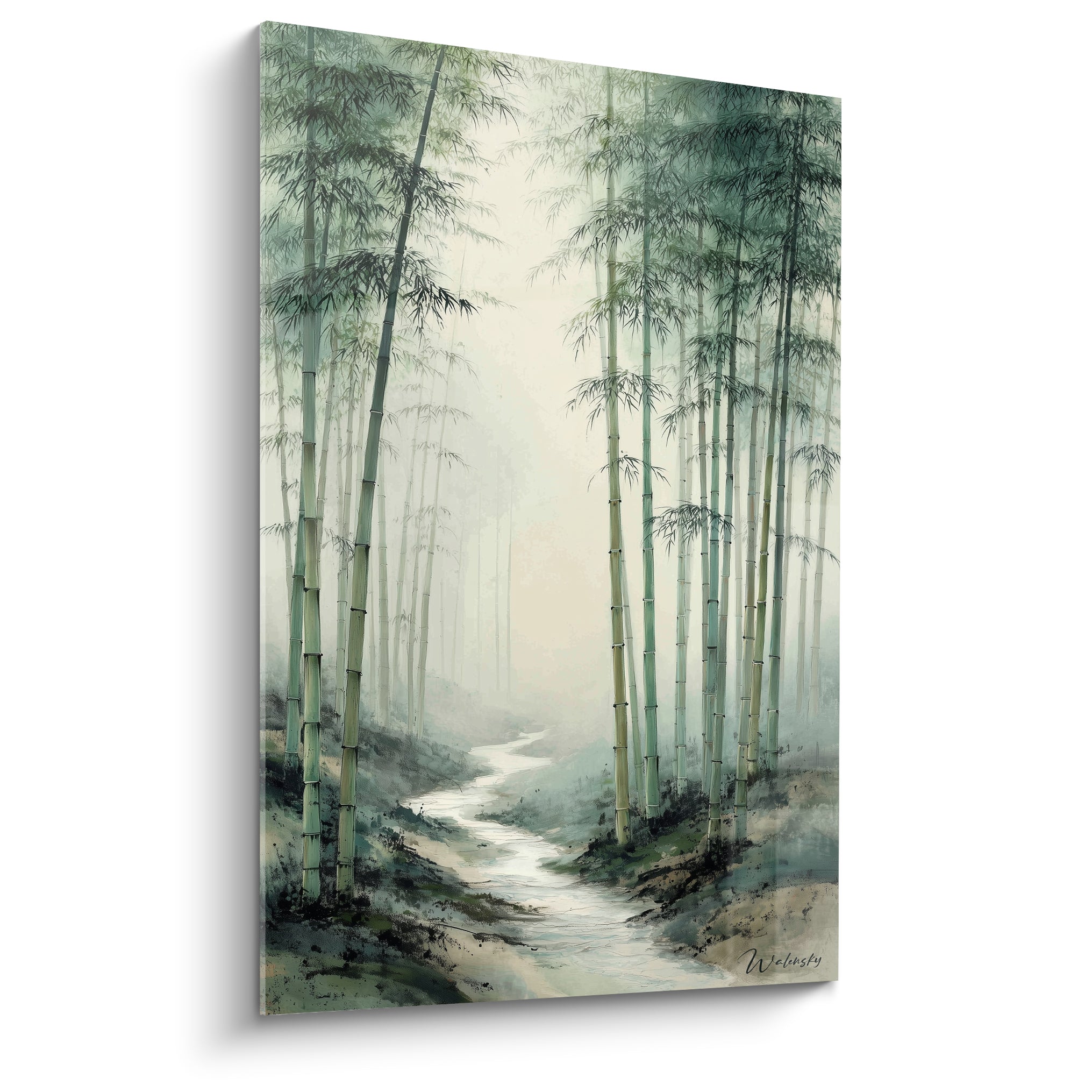 Forêt de bambous vert sauge traversée par un ruisseau clair dans une brume beige matinale