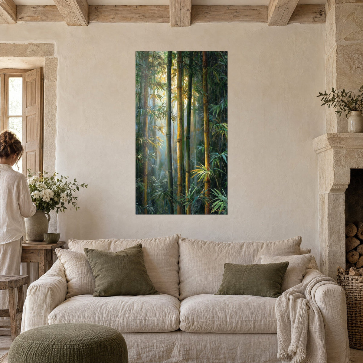 Tableau forêt de bambous aux tiges jaune miel et vert sombre, lumière dorée, une femme de dos, au-dessus d'un canapé dans un salon lumineux