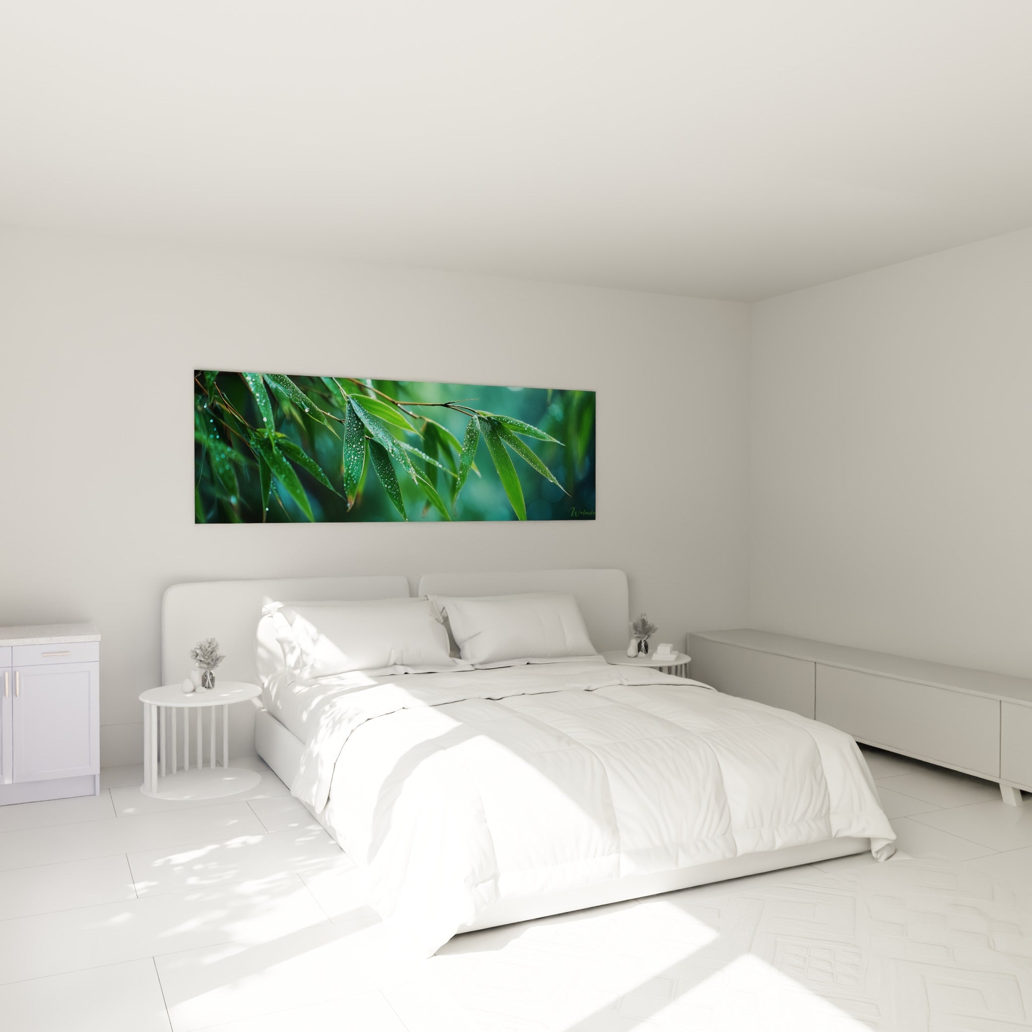 Bambou vert et turquoise orné de gouttelettes, accroché au-dessus d'un lit dans une chambre claire