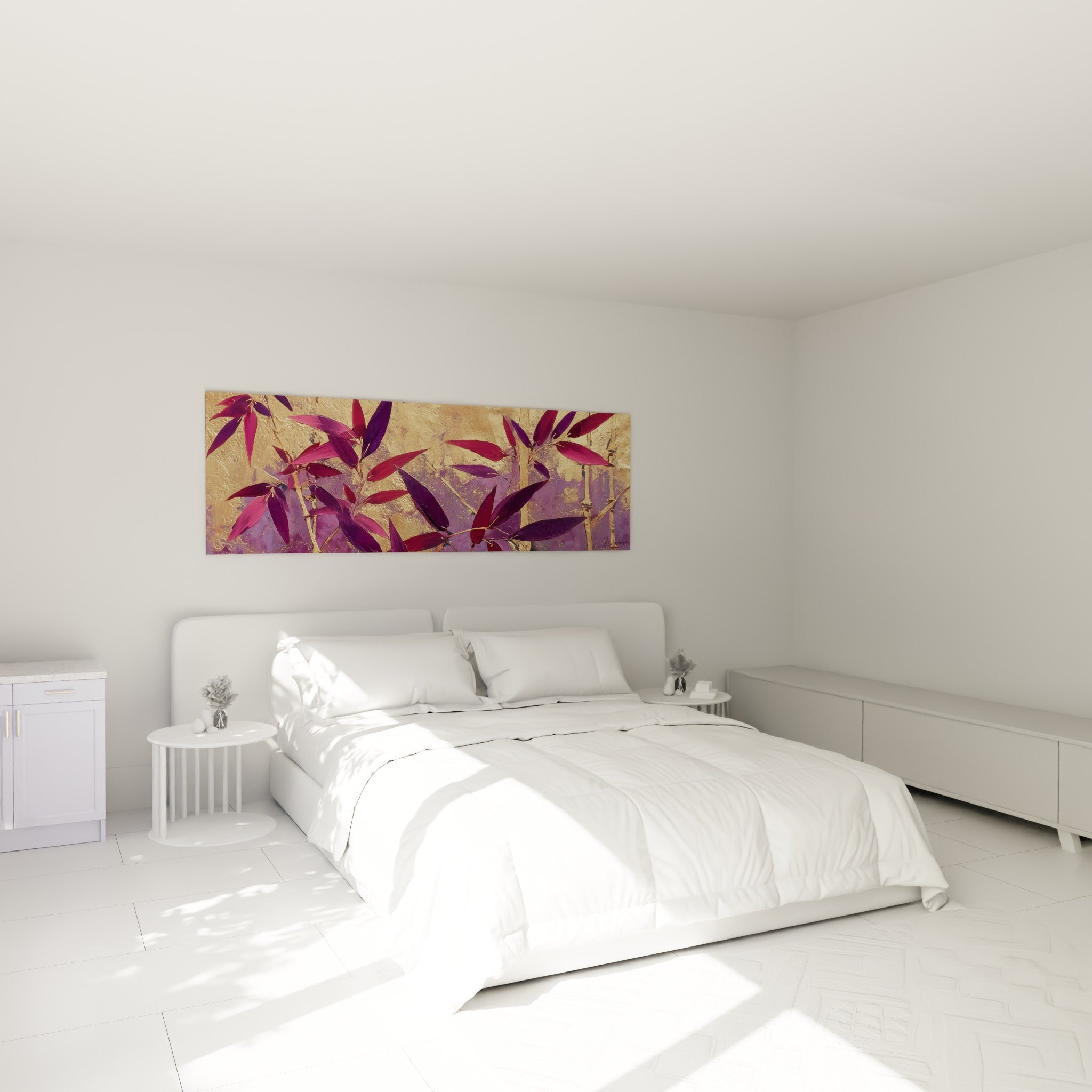 Feuillage de bambou violet et doré accroché au-dessus d'un lit dans une chambre claire