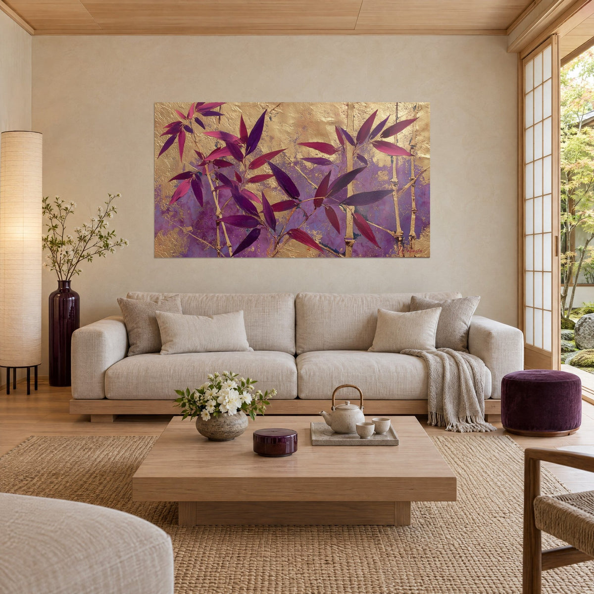 Tableau bambou aux feuilles pourpres et magenta sur fond d'or martelé, tiges dorées, au-dessus d'un canapé dans un salon lumineux