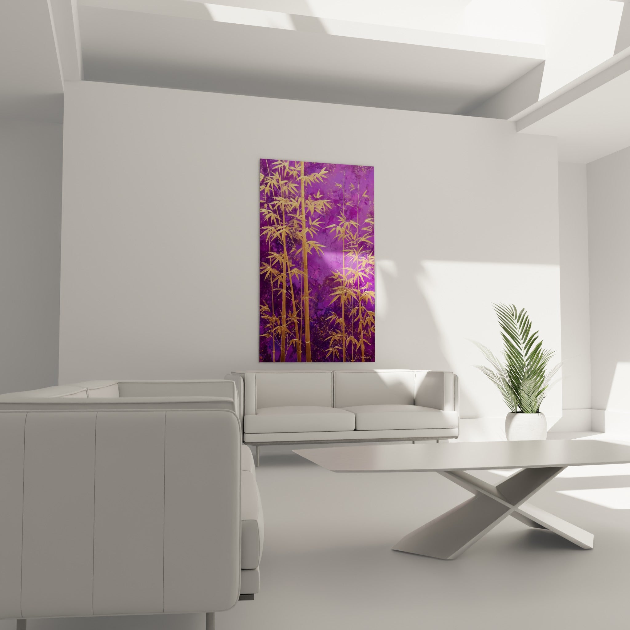 Bambou doré et fond violet profond composent cette toile, accrochée au-dessus d'un canapé dans un salon lumineux