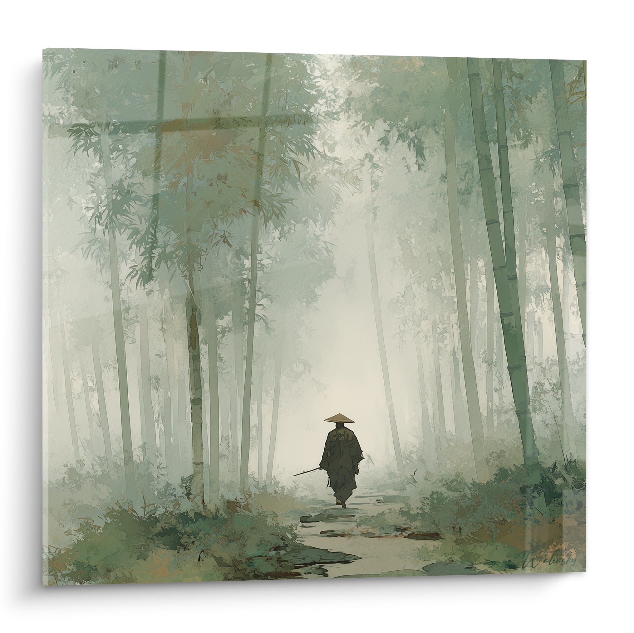 Voyageur en anthracite marchant sous des bambous vert sauge, chapeau conique, sentier brumeux et beige.