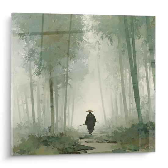 Voyageur en anthracite marchant sous des bambous vert sauge, chapeau conique, sentier brumeux et beige.