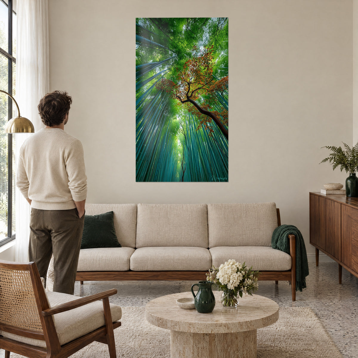 Quadro foresta di bambù vista di sotto in su, acero dalle foglie arancioni, uomo di spalle, sopra un divano in un soggiorno luminoso