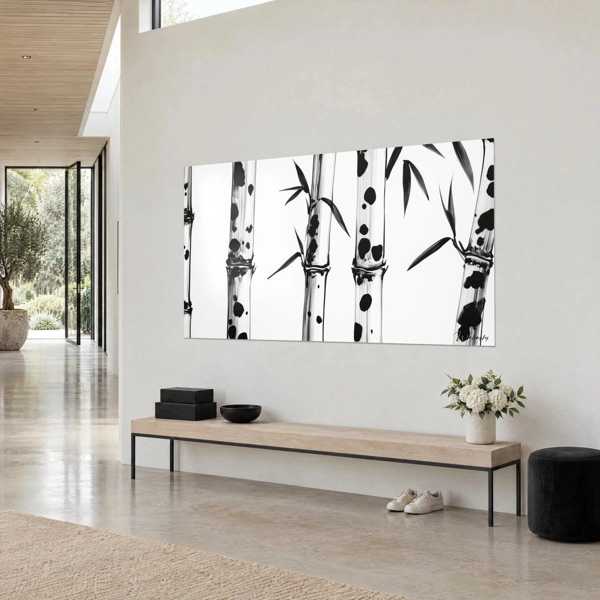 Schilderij bos van gespikkelde bamboe, diepzwarte dikke knopen op zuiver witte achtergrond, driekwartzicht, houten bank en witte bloemen