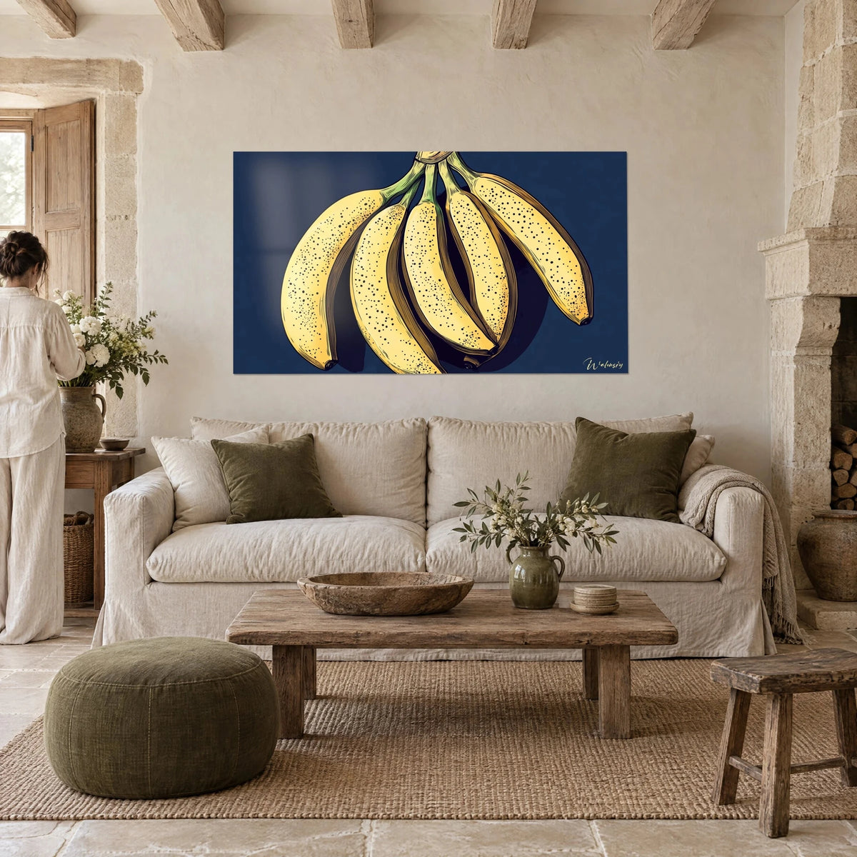 Gemälde Bananenbund butterweich gelb auf nachtblauem Hintergrund, eine Frau von hinten, über einem Sofa in einem hellen Wohnzimmer