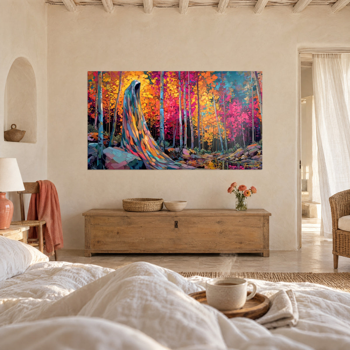 Schilderij Gesluierde figuur met blauwe en gouden reflecties voor purperen en saffraangele berken, boven een bed in een lichte slaapkamer