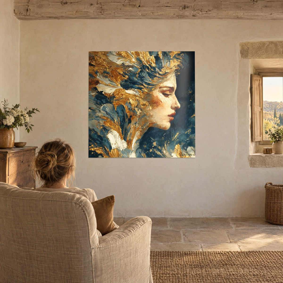 Cuadro figura femenina melancólica, plumas ocres, marfil y azul medianoche, contemplada desde un sillón de lino junto a una ventana