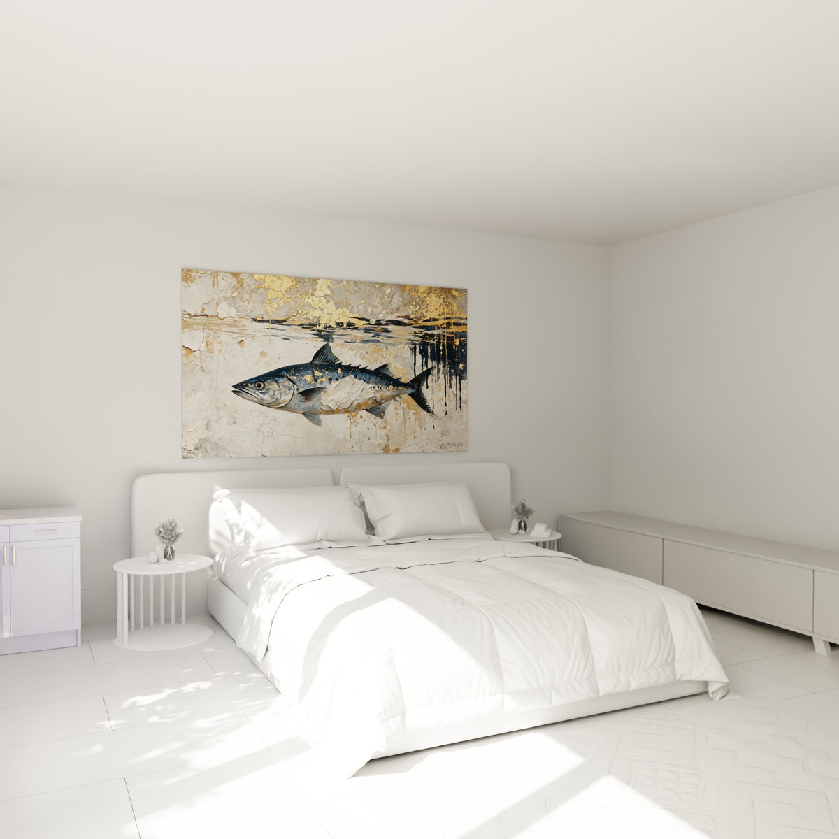 Poisson barracuda anthracite et doré peint sur fond texturé, accroché au-dessus d'un lit dans une chambre claire