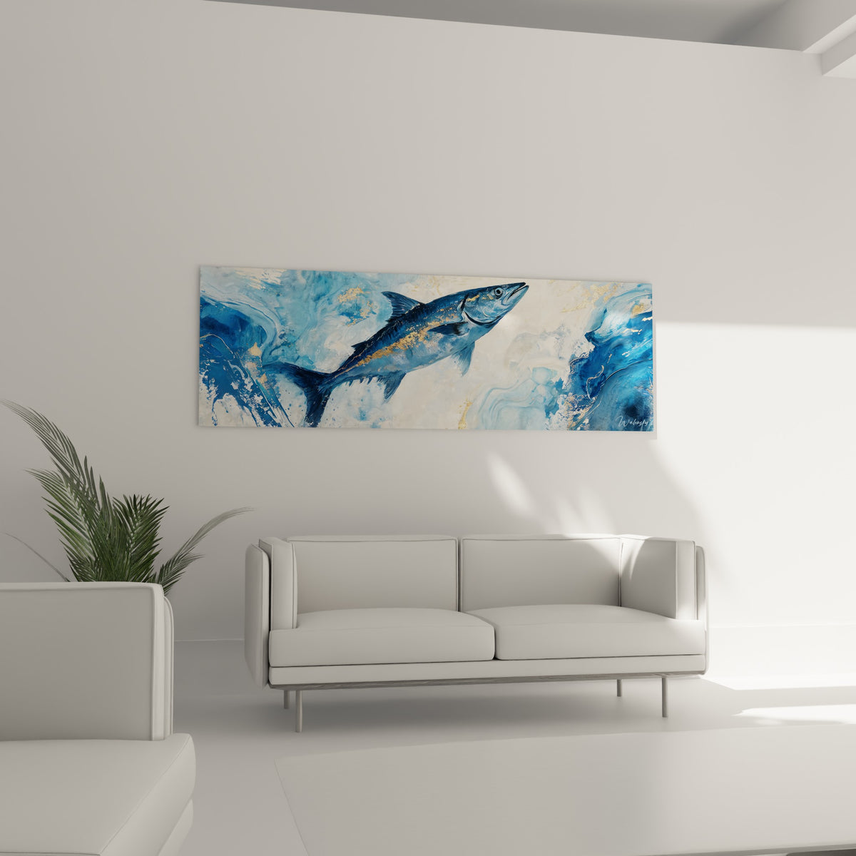 Silhouette de barracuda anthracite et doré posée au-dessus d'un canapé dans un salon lumineux