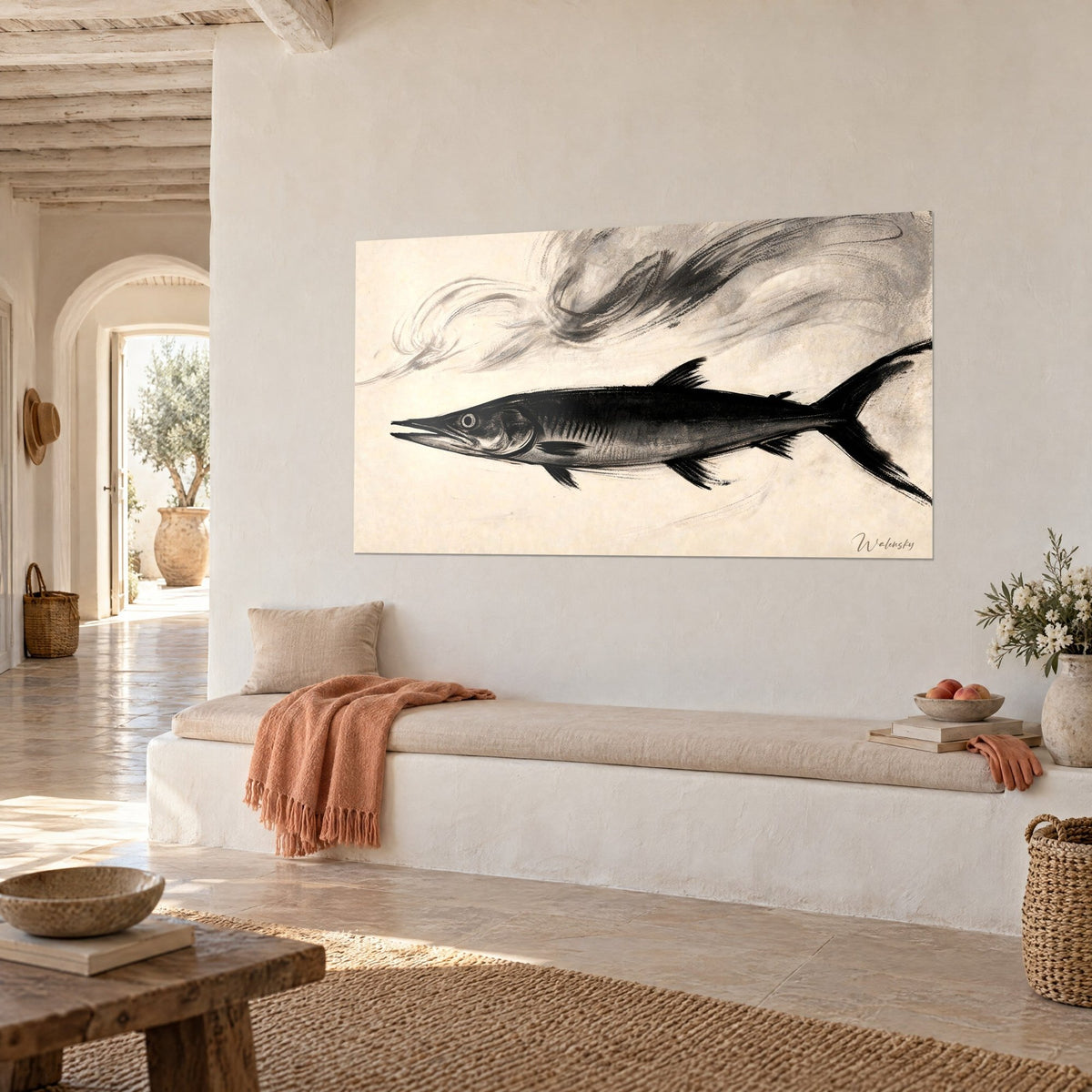 Tableau poisson effilé aux nageoires en coups de pinceau noirs, papier crème et traînées d'encre grises, banquette blanche de trois-quarts