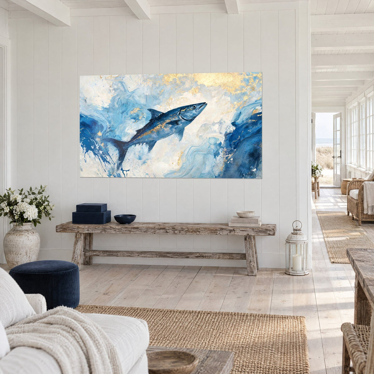 Gemälde Silberfisch, der aus einer marineblauen und cremefarbenen Welle springt, goldene Maserung oben, an der weißen Wand eines Strandhauses