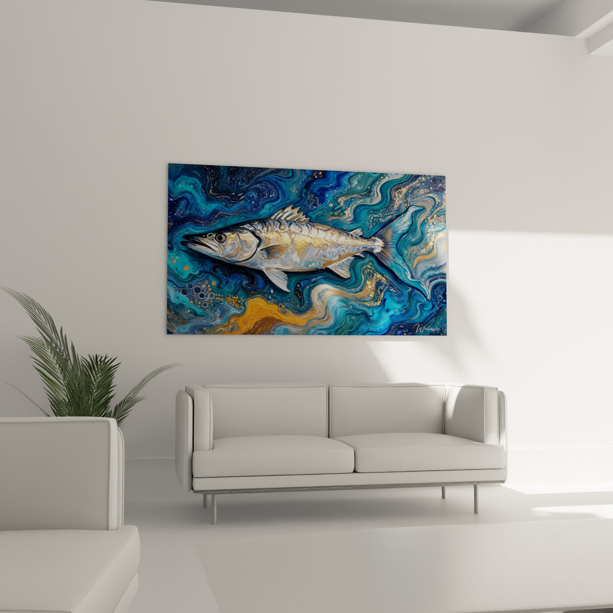 Corps allongé du barracuda anthracite et or accroché au-dessus d'un canapé dans un salon lumineux