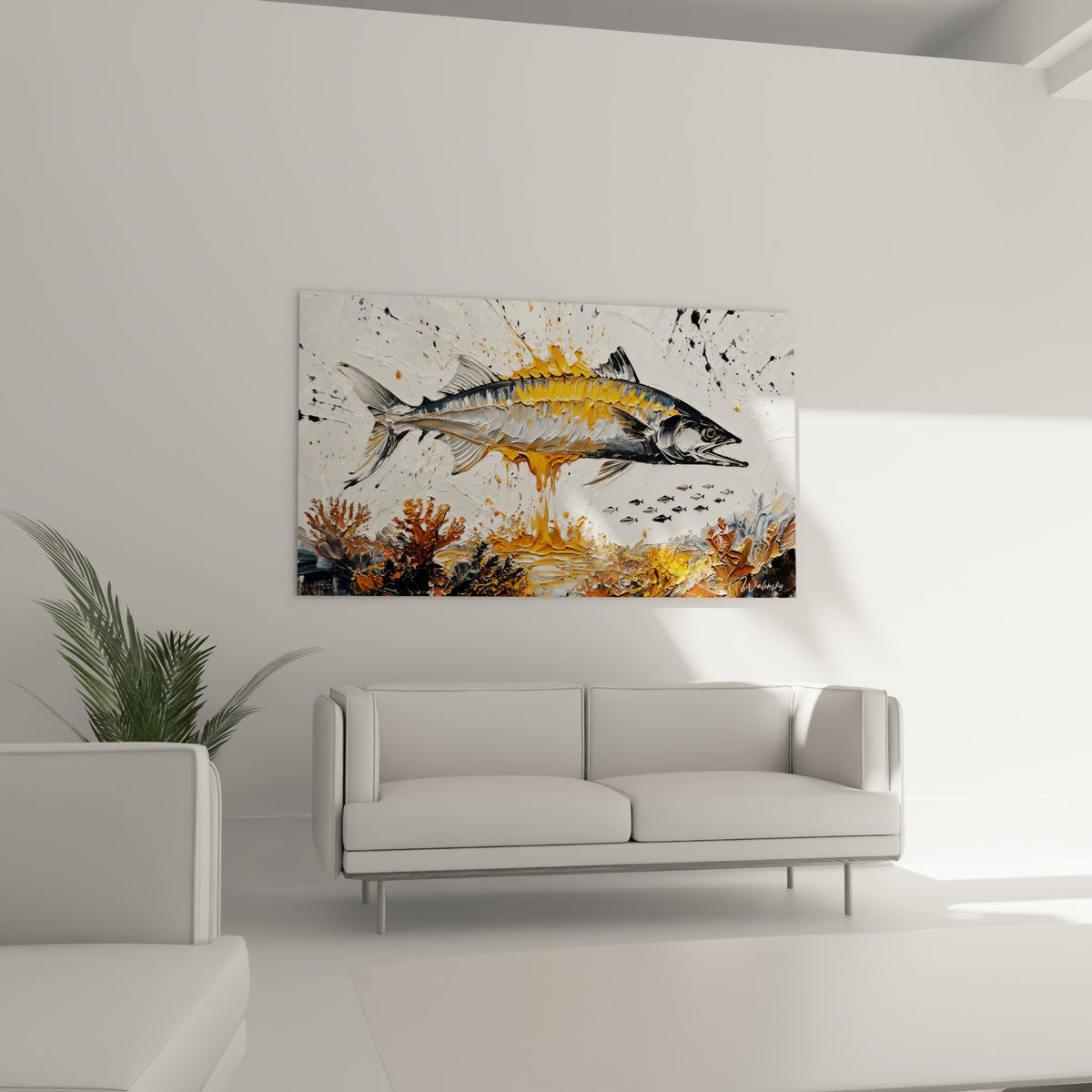 Poisson longiligne aux reflets dorés et anthracite au-dessus d'un canapé dans un salon lumineux