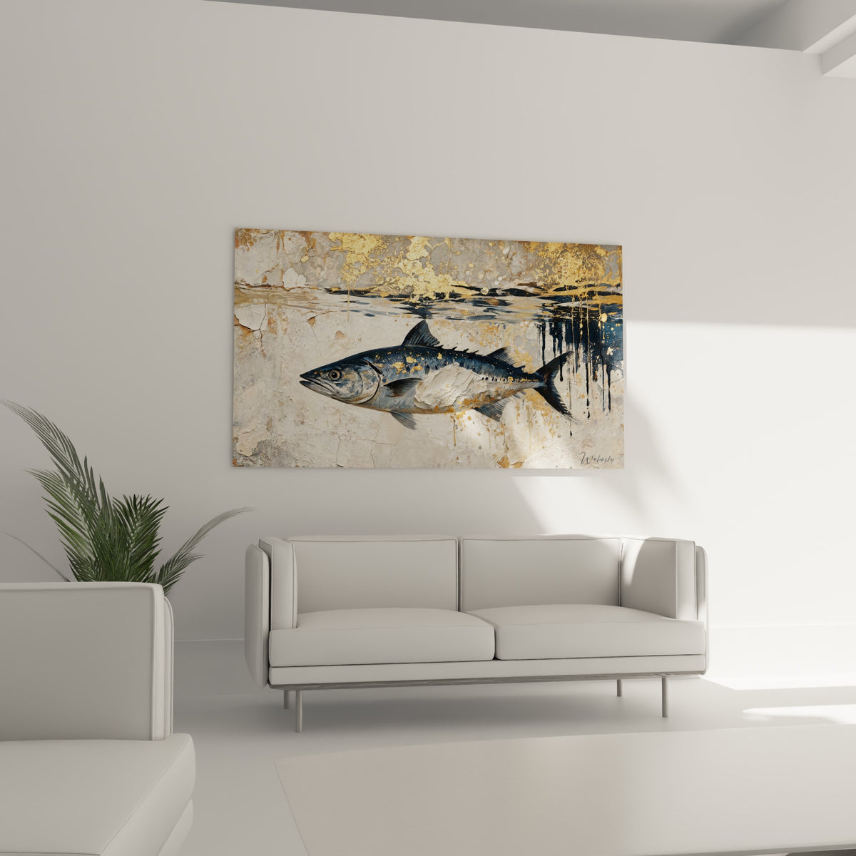 Silhouette de barracuda bleu marine et argent sur fond doré craquelé, au-dessus d'un canapé dans un salon lumineux