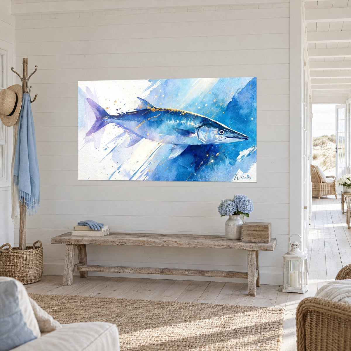Tableau poisson fuselé en aquarelle, dos indigo pailleté d'or, éclaboussures blanches, sur un mur lambrissé de maison côtière