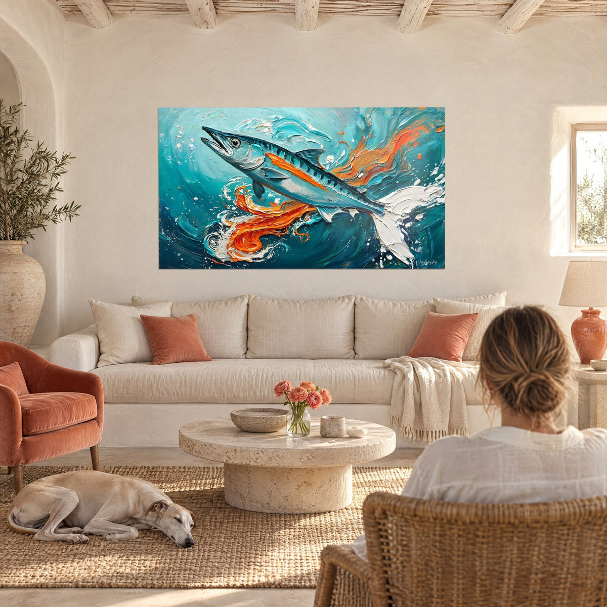 Tableau barracuda argenté bondissant dans une écume turquoise et orange vif, femme de dos et greyhound, au-dessus d'un canapé dans un salon lumineux