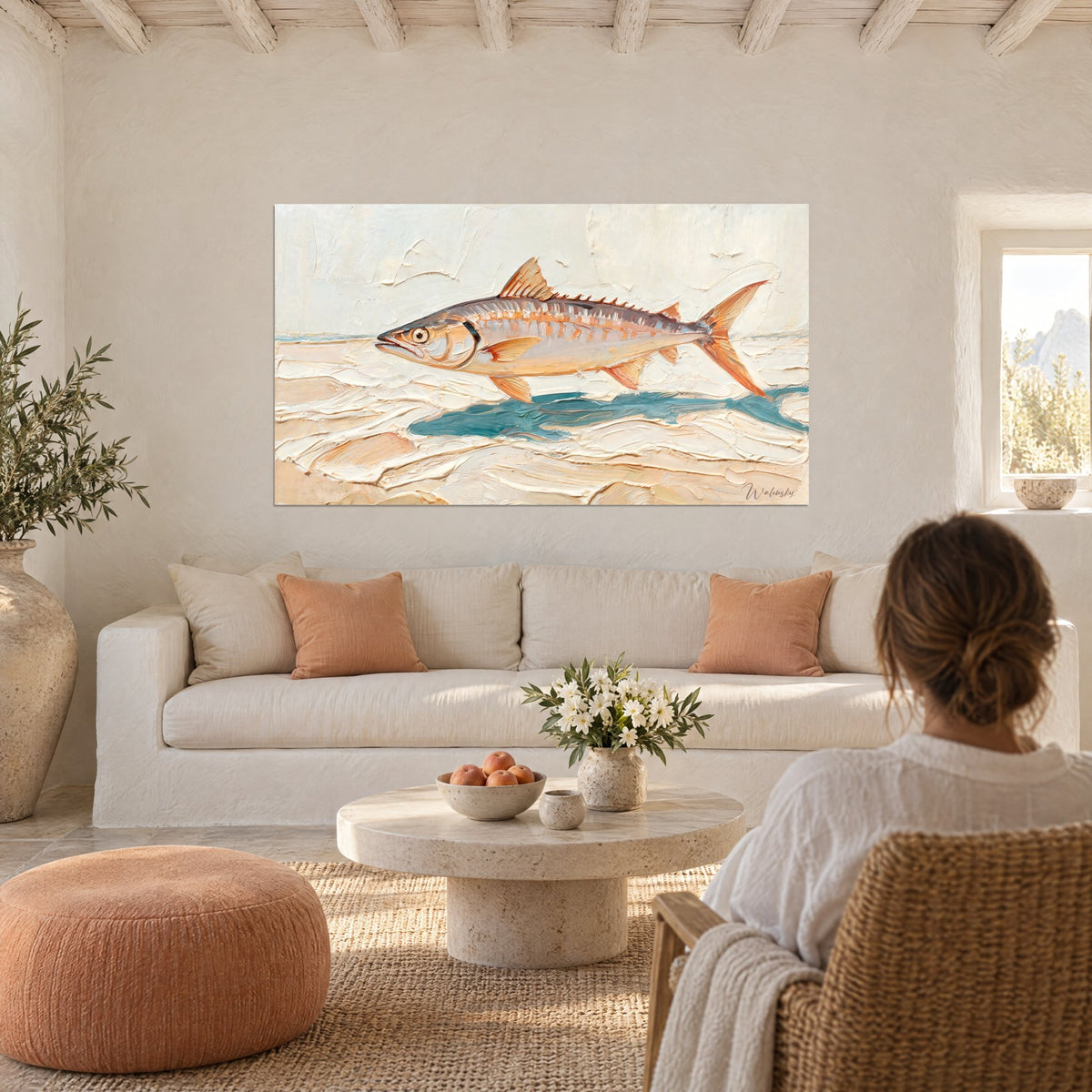 Tableau barracuda orange filant sur un sable crème en relief, ombre turquoise, au-dessus d'un canapé dans un salon lumineux