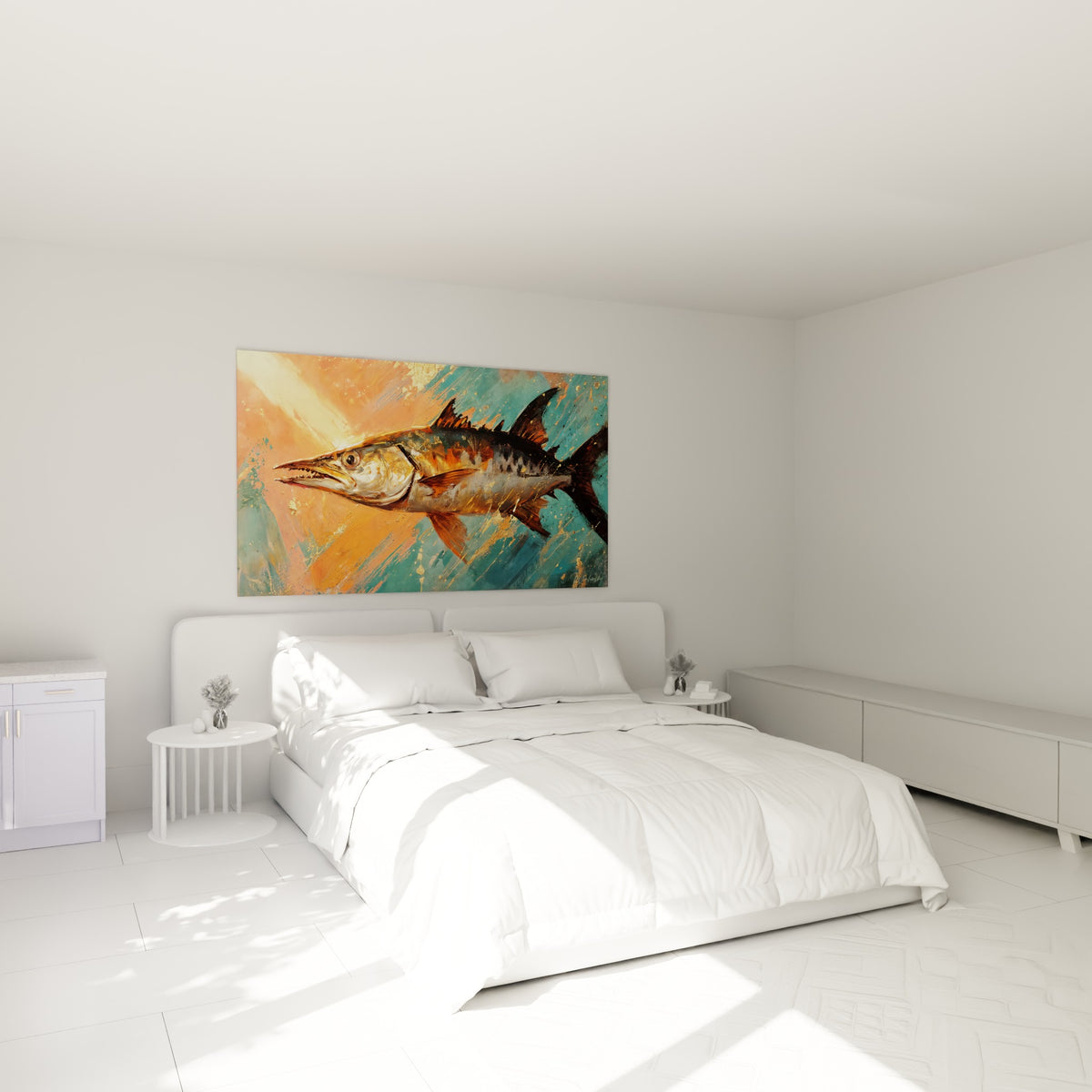 Barracuda cuivré et doré peint avec matière, accroché au-dessus d'un lit dans une chambre claire.