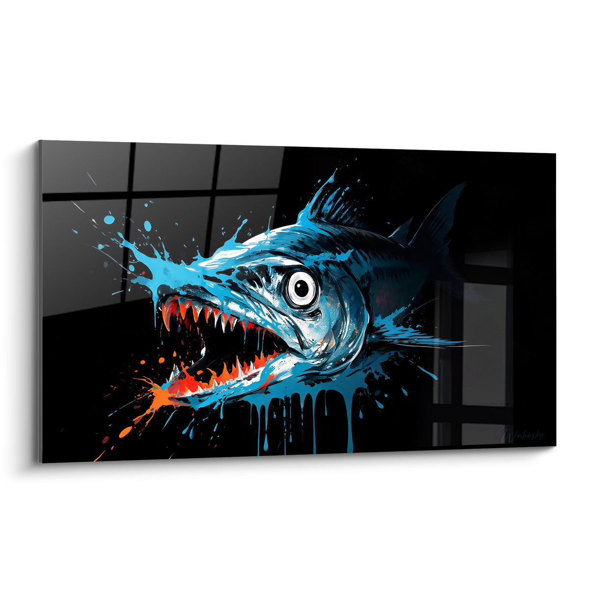 Barracuda gueule ouverte aux crocs blancs, corps éclaboussé de bleu turquoise sur fond noir intense