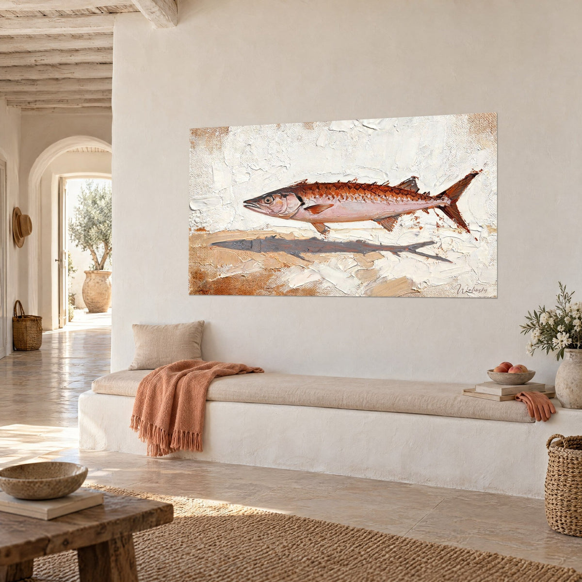 Schilderij slank visje in roest en bleekroze, bruine puntige vinnen, ruwe canvasstructuur, aan de muur van een Mediterraans huis