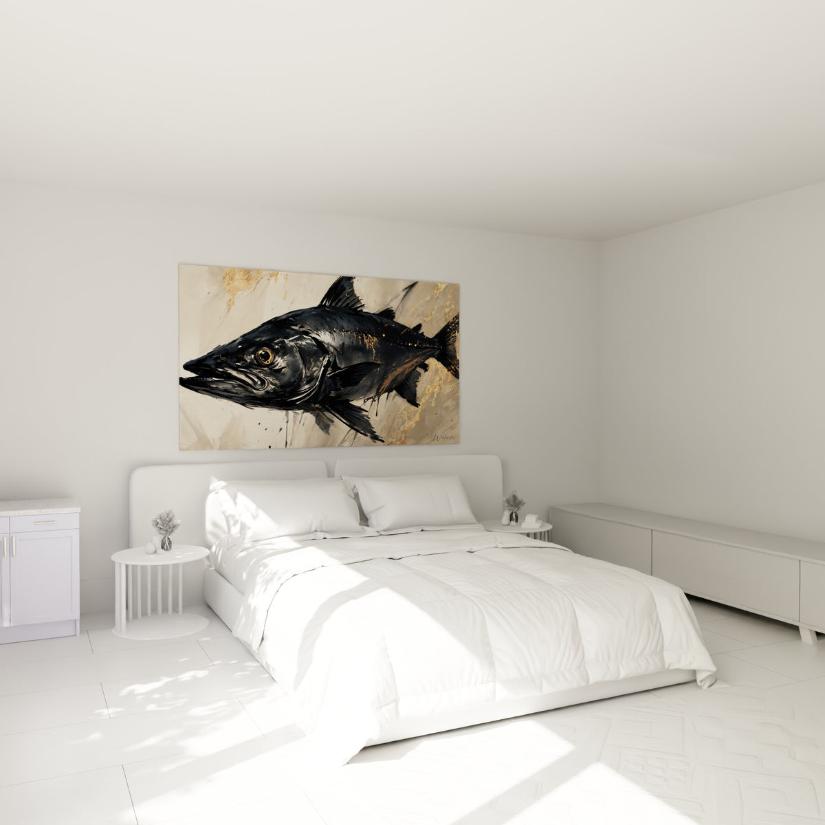 Prédateur marin noir et doré du Barracuda accroché au-dessus d'un lit dans une chambre claire