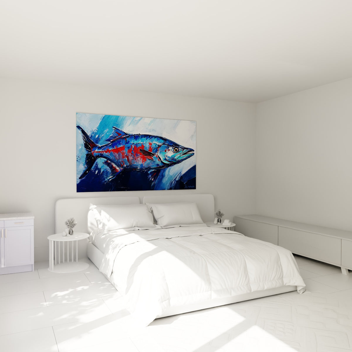 Silhouette de barracuda bleu et rouge aux empâtements épais, au-dessus d'un lit dans une chambre claire