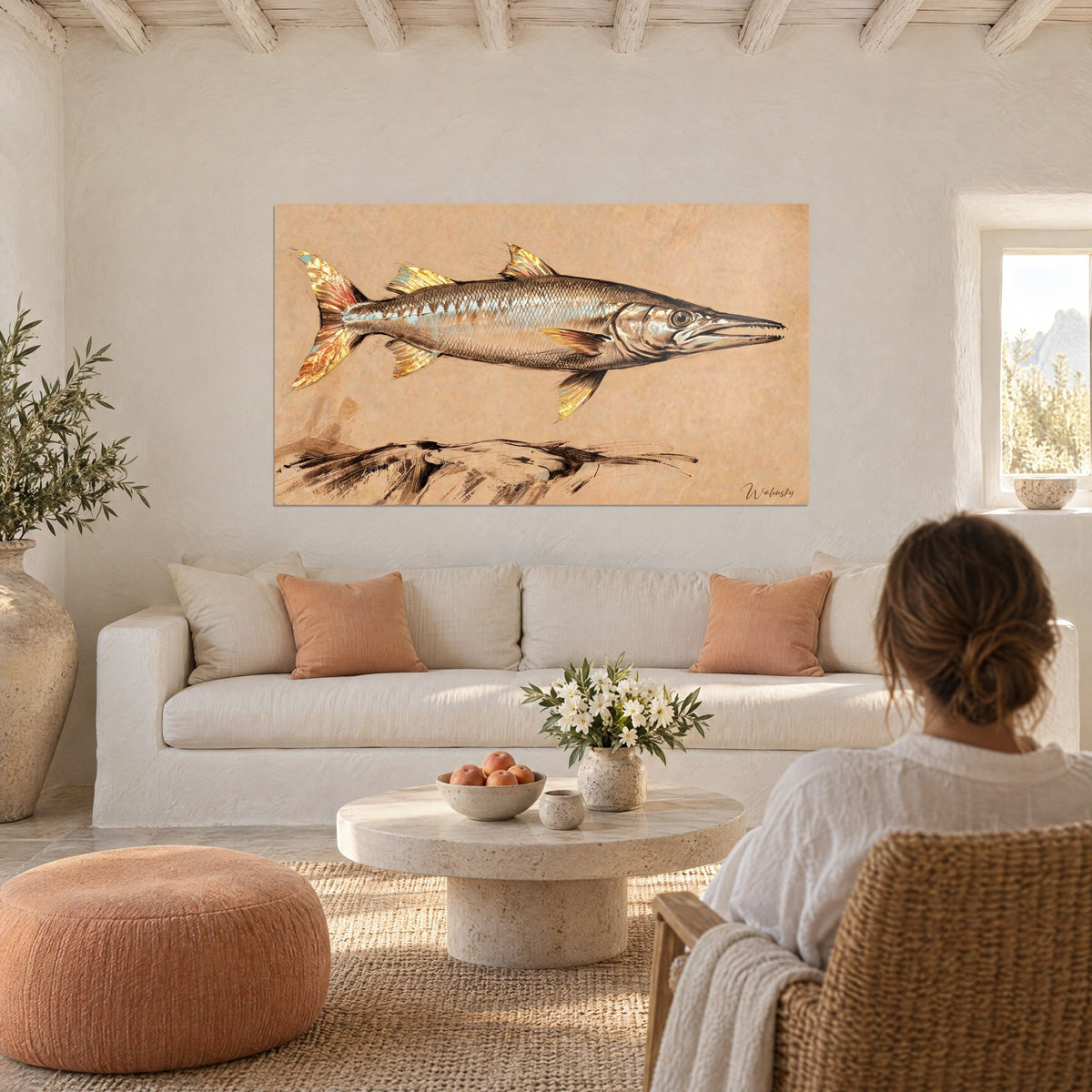 Quadro Barracuda argentato con pinne dorate e muso appuntito su fondo sabbia, sopra un divano in un soggiorno luminoso