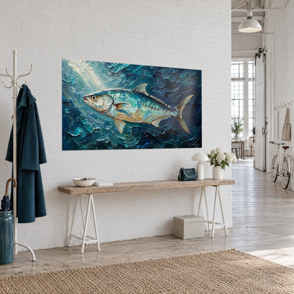 Tableau poisson argenté nageant dans des volutes bleu marine, écailles ivoire et turquoise, mur de briques blanches, console en bois