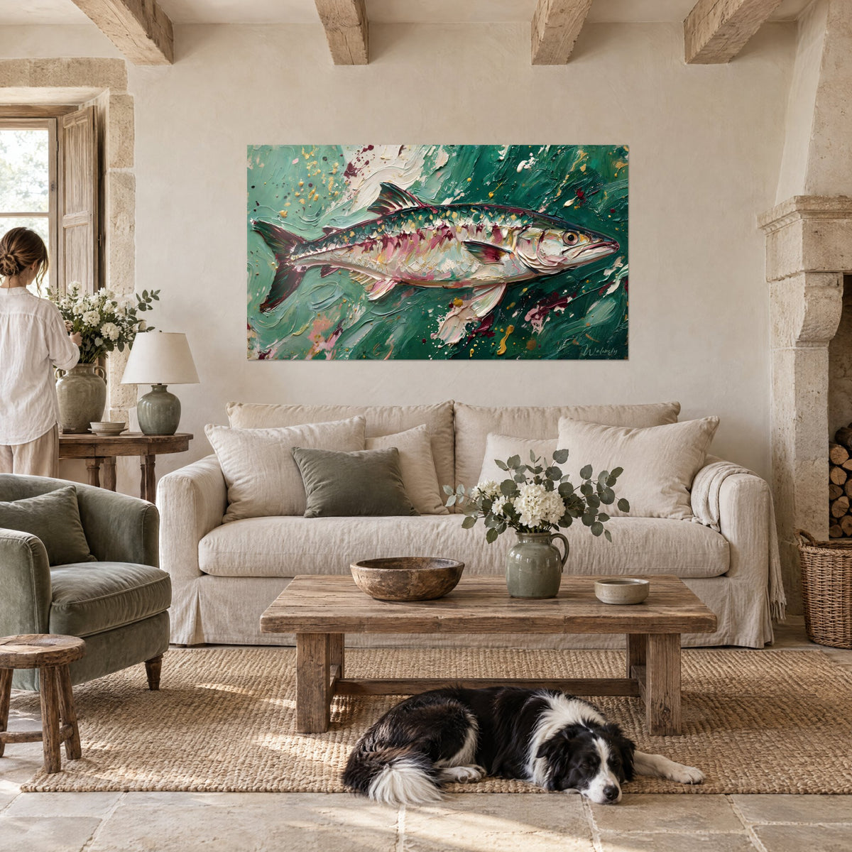 Tableau barracuda émeraude et rose poudré filant en pleine eau, touches d'or, au-dessus d'un canapé dans un salon lumineux