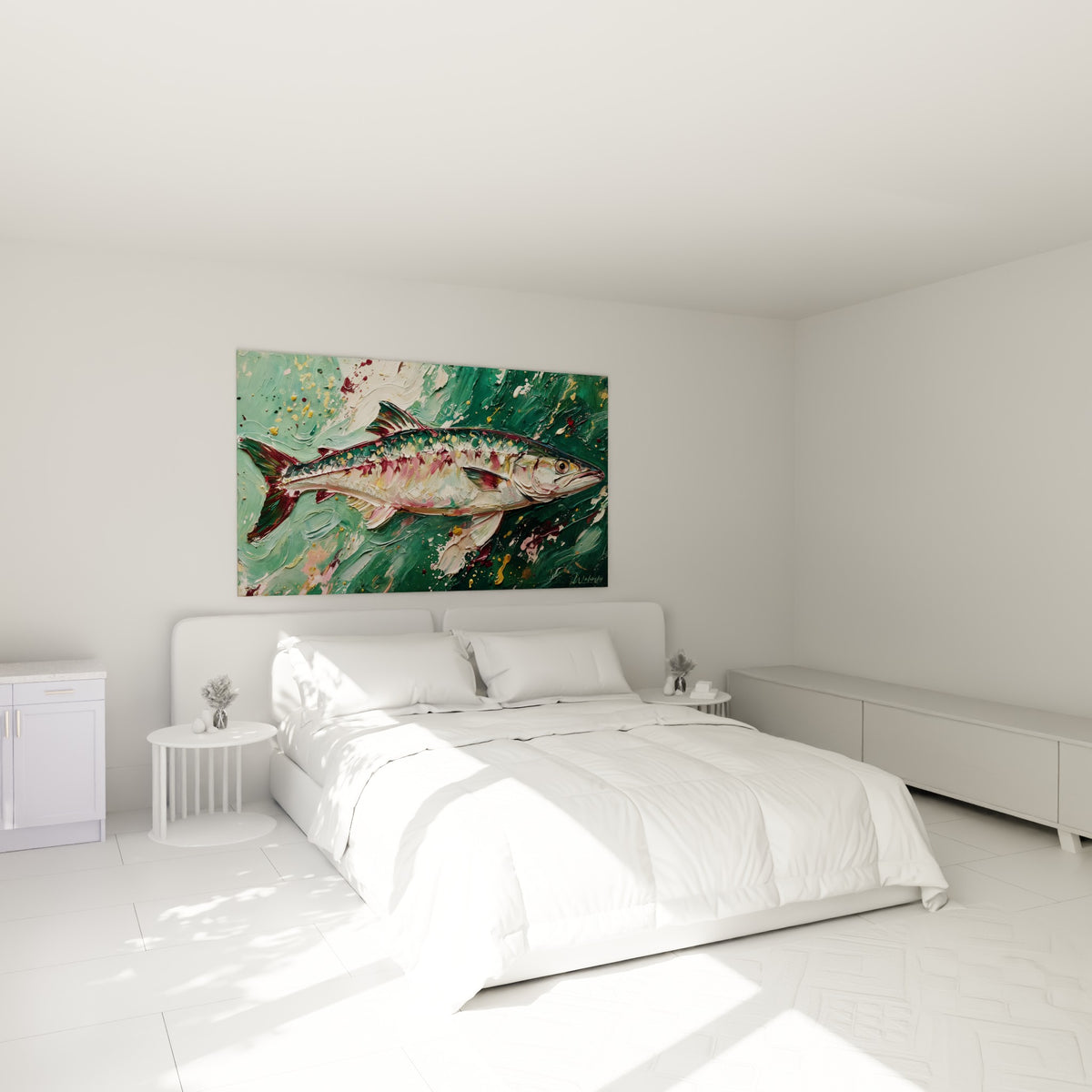 Poisson barracuda émeraude et bordeaux peint en relief, accroché au-dessus d'un lit dans une chambre claire