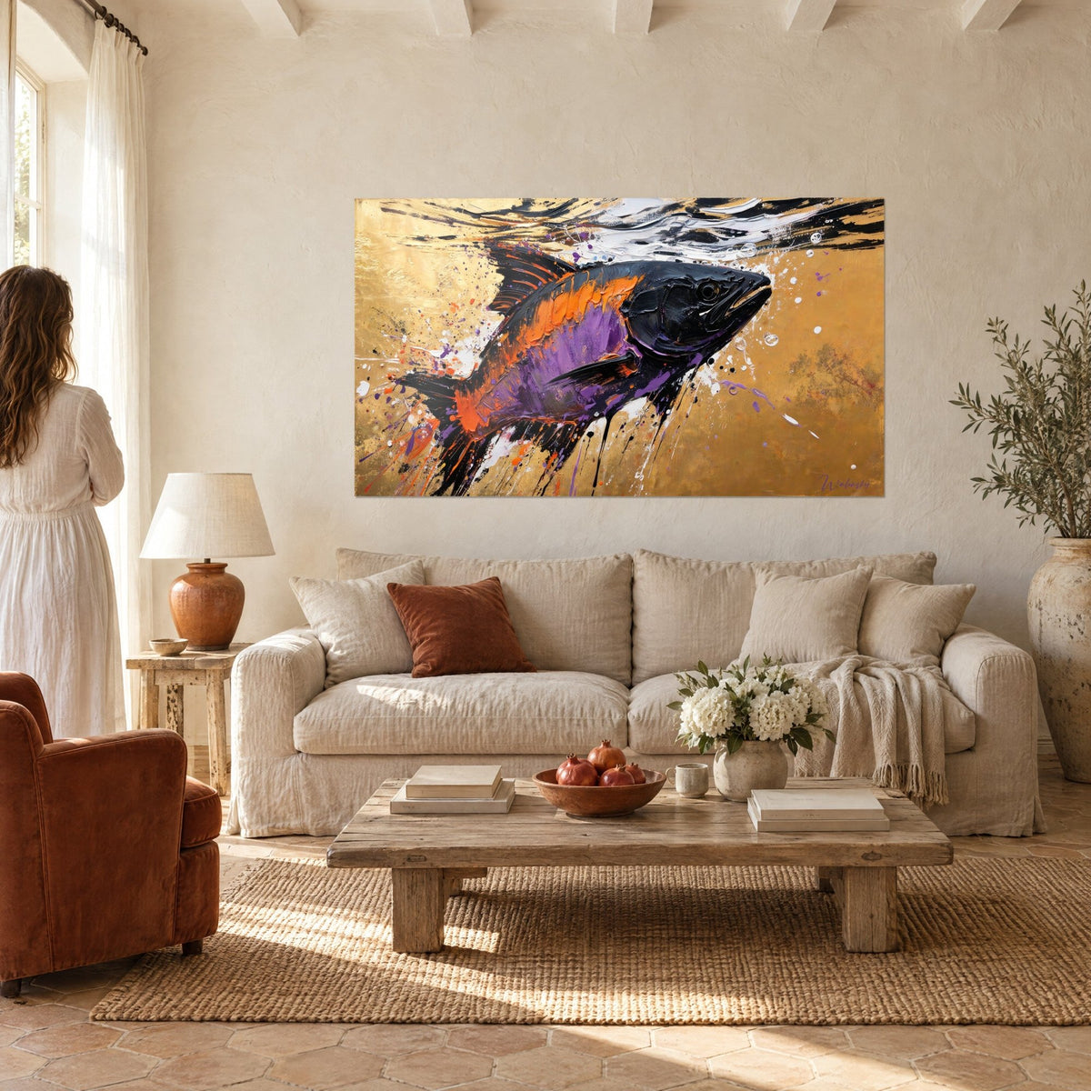 Cuadro pez negro saltando de las olas, flancos violetas y anaranjados sobre fondo dorado, encima de un sofá en un salón luminoso