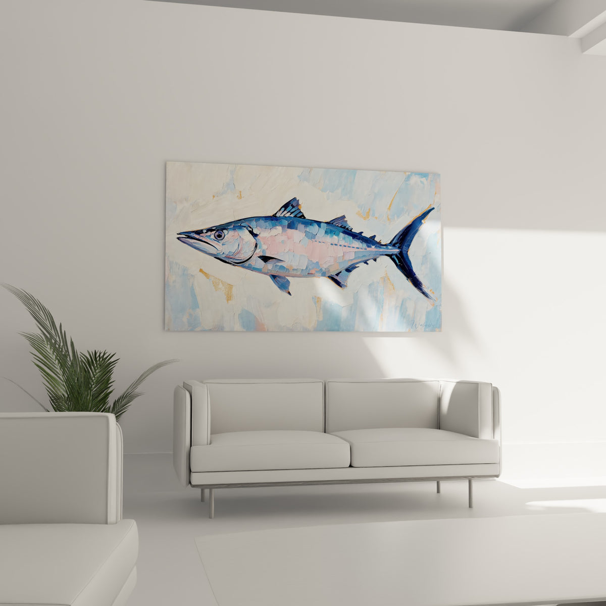 Barracuda bleu et doré, silhouette élancée, disposé au-dessus d'un canapé dans un salon lumineux