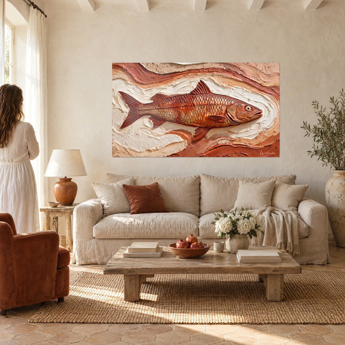 Gemälde Kupferfarbener Fisch mit plastischen Schuppen auf cremefarbenen und rostroten Wellen, Rückansicht einer Frau über einem Sofa in einem hellen Wohnzimmer