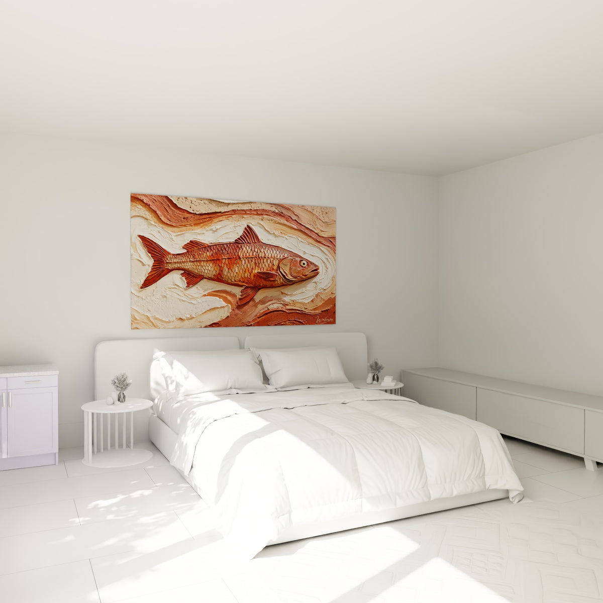 Silhouette de barracuda doré et terracotta accrochée au-dessus d'un lit dans une chambre claire