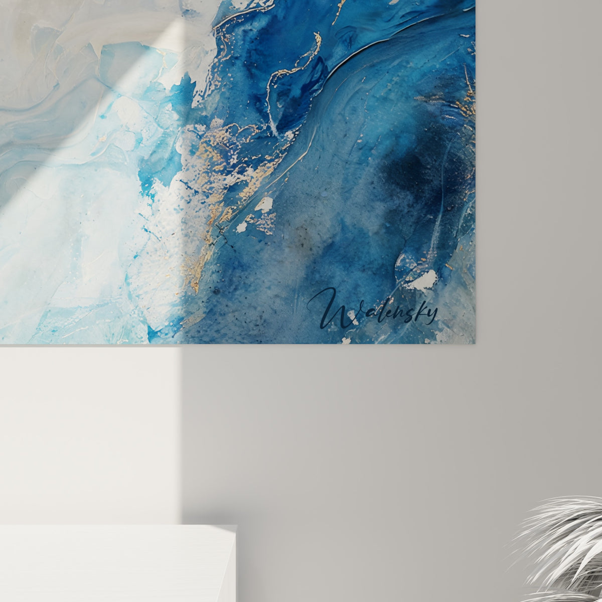 Écailles dorées et bleu marine du barracuda détaillées, coulures et grain visibles sur la toile