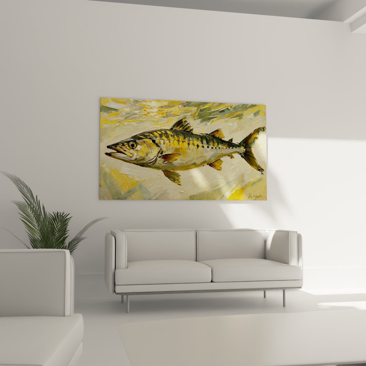 Poisson barracuda vert et doré à la matière épaisse, suspendu au-dessus d'un canapé dans un salon lumineux
