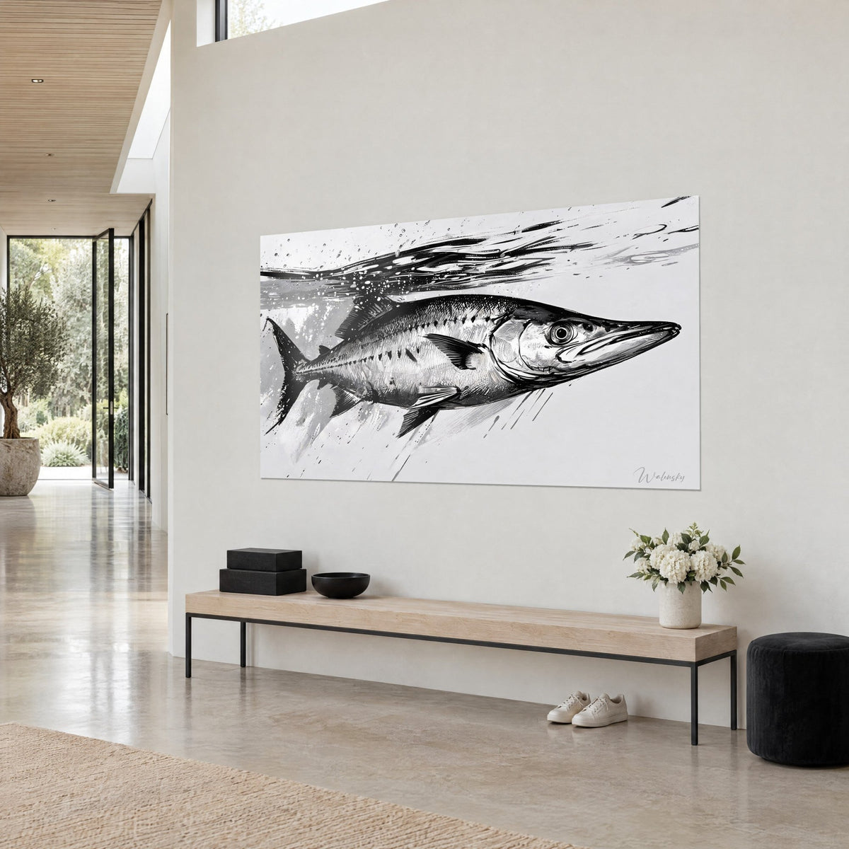 Cuadro pez depredador de hocico largo y puntiagudo, trazos de tinta negra sobre fondo gris claro, vista de tres cuartos en una pared beige junto a un banco