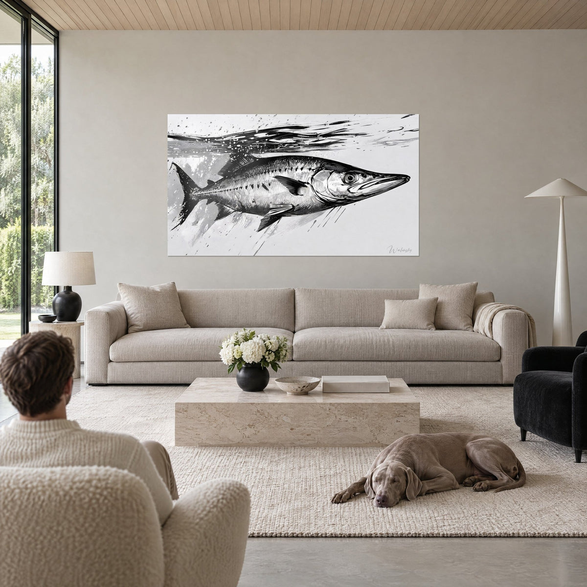 Cuadro barracuda plateado surcando el agua en boceto de tinta negra y gris, salpicaduras blancas, encima de un sofá en un salón luminoso